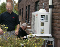 Första värmepumpen på plats